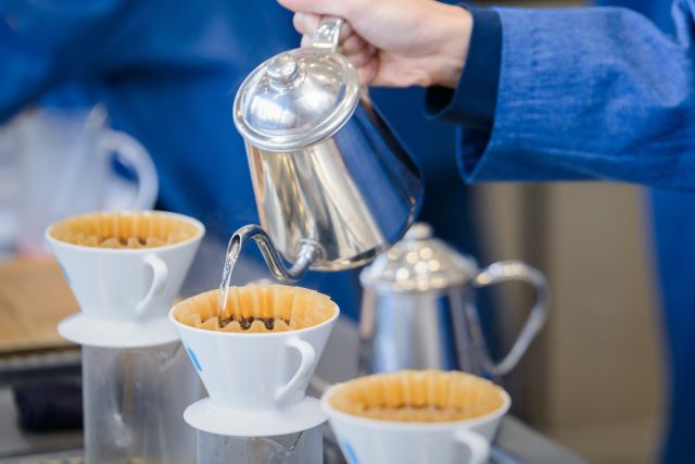 「日産サクラ」×「ブルーボトルコーヒー」がコラボ、移動型店舗「SAKURA COFFEE」が期間限定オープン